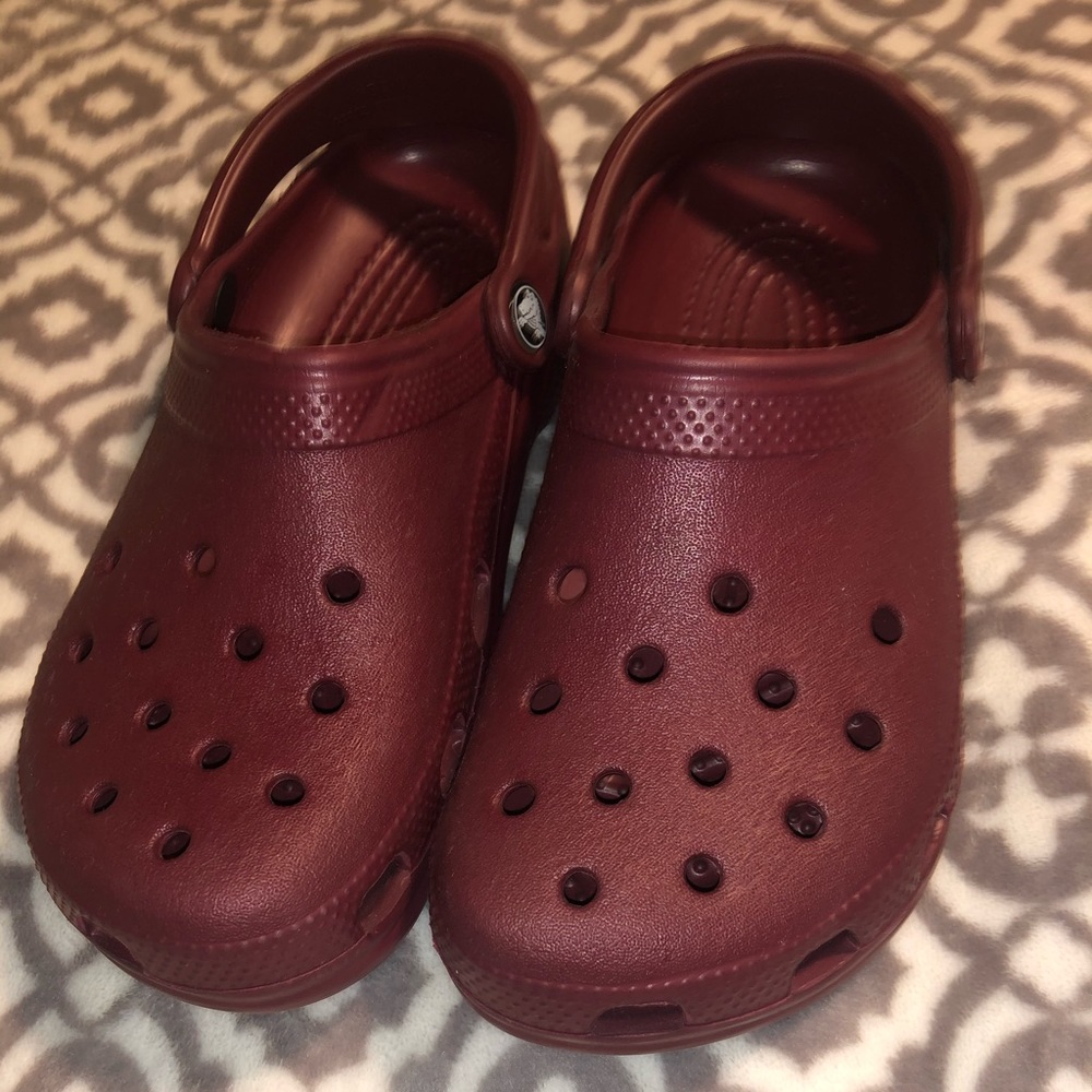 Burgundy Classic clog crocs, unisex size 8